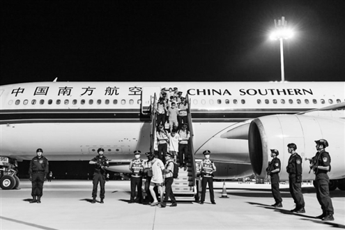 9月20日晚,一批电信网络诈骗犯罪嫌疑人被押解回国